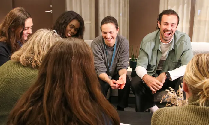 Medarbetare pratar med varandra  