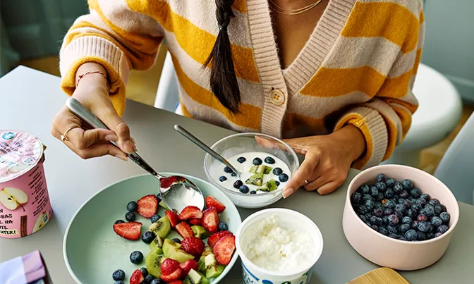 En skål med pasta, ruccola och kikärter i.