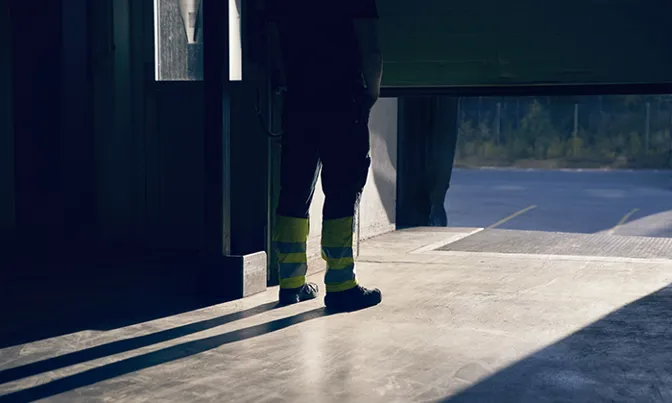 Person som står vid utgång