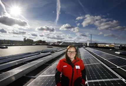 På bilden ser vi Linnea Rutqvist, butikschef på Willys i Länna.