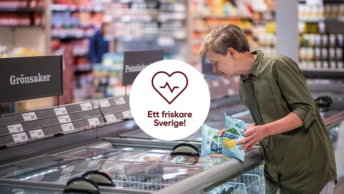 Axfoods hållbarhetschef Åsa Domeij plockar upp frysta grönsaker