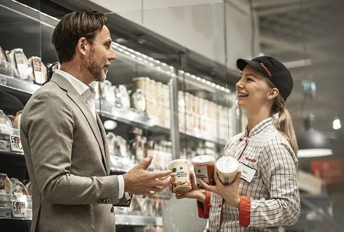 Klas Balkow, vd Axfood, i Hemköpsbutik