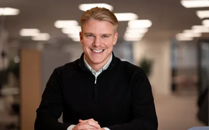 En ung man sittandes i Axfoods kontorslokaler