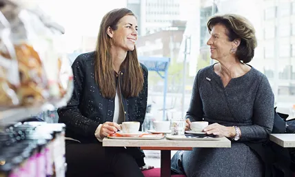 Caroline och Antonia Berg, dotter och mamma sitter bredvid varandra