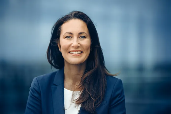 Axfoods vd och koncernchef Simone Margulies står i en Willys-butik och pratar med en medarbetare