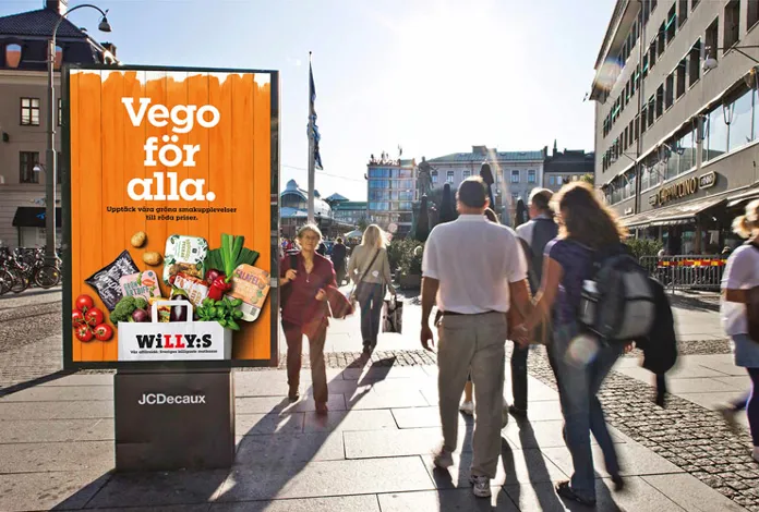 Torg i stor stad med Willys utomhusreklam